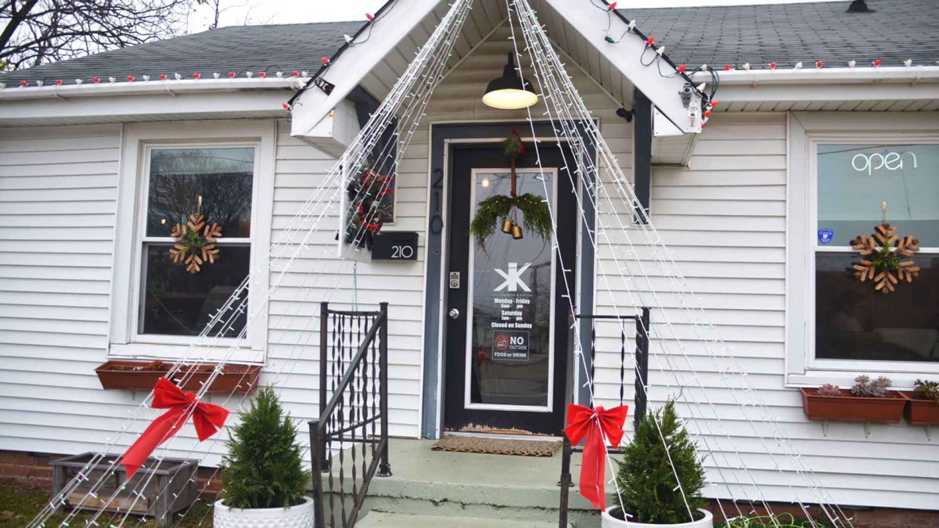 lokal koffee in benton decorated for christmas